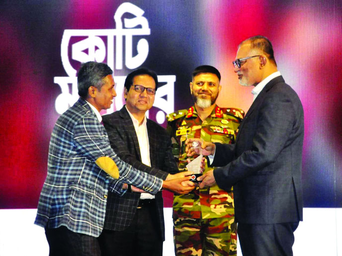 টিসিবি'র সম্মাননা স্মারক পেল রূপালী ব্যাংক